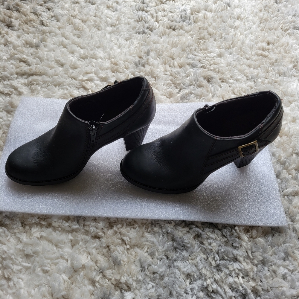Clarks black leather 3 " heel bootie shoes